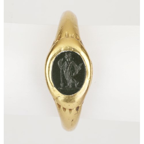 A Fine Finger-Ring set with a Heliotrope Intaglio of a Warrior /A